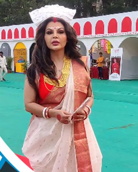 দুর্গাপূজার মণ্ডপে রাখি, নাচলেন ঢাকের তালে