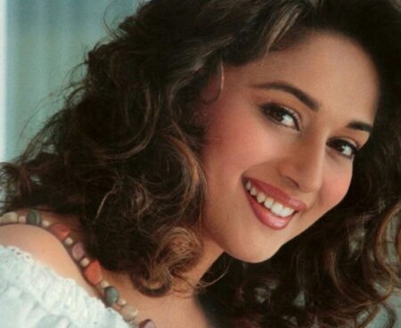 রাজনীতিতে যোগ দিচ্ছেন মাধুরী দীক্ষিত