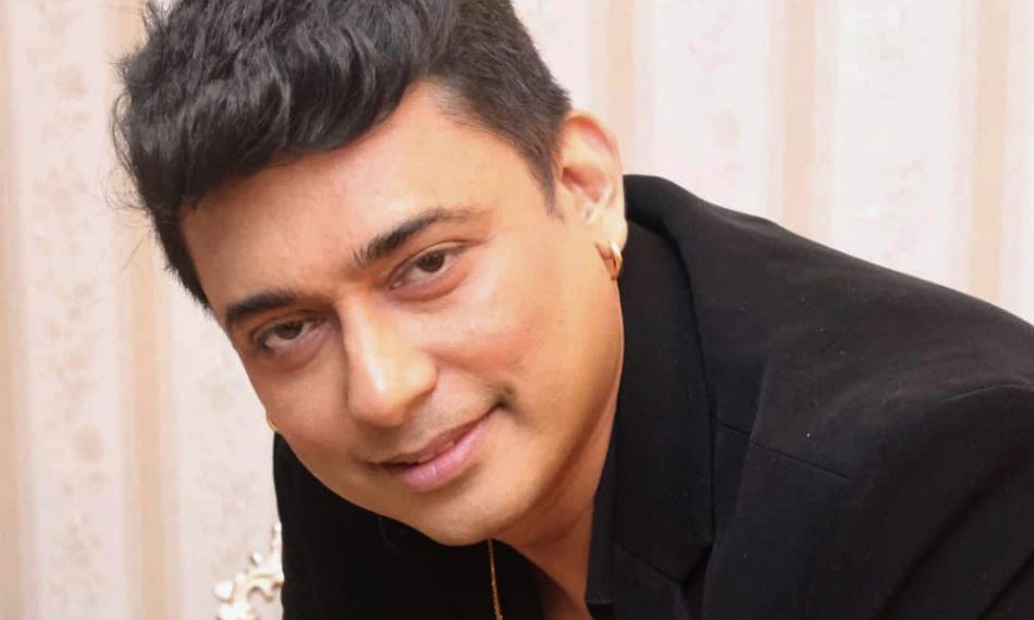 নৌকার প্রচারণায় নেমে মেয়ে ভক্তের মায়ের সঙ্গে সেলফি তুললেন জায়েদ খান