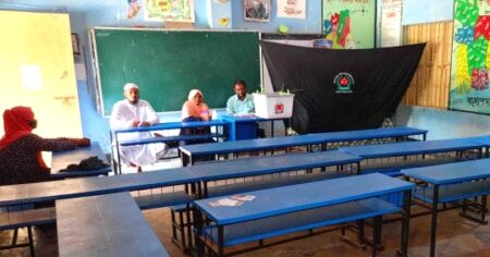 কুমিল্লায় প্রিসাইডিং কর্মকর্তার বিরুদ্ধে টাকা চাওয়ার অভিযোগ, এজেন্ট শূন্য ভোটকেন্দ্র