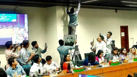 ইসির সম্মেলন কক্ষ থেকে নামানো হলো শেখ মুজিবুর রহমানের ছবি