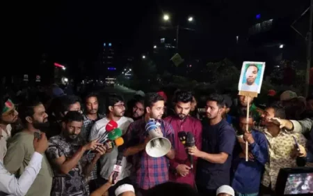 হুইলচেয়ার নিয়ে রাস্তায় আহতরা, অপেক্ষা উপদেষ্টাদের জন্য