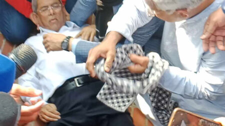 স্মৃতিসৌধে অসুস্থ হয়ে মাটিতে লুটিয়ে পড়লেন মির্জা ফখরুল