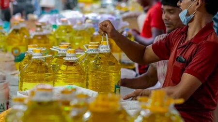 সংকট সয়াবিন তেলের, রমজানের আগে বাড়তে পারে দাম