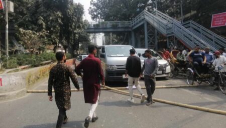বাঁশ ফেলে মহাখালী-গুলশান রোড অবরোধ করেছেন তিতুমীর শিক্ষার্থীরা