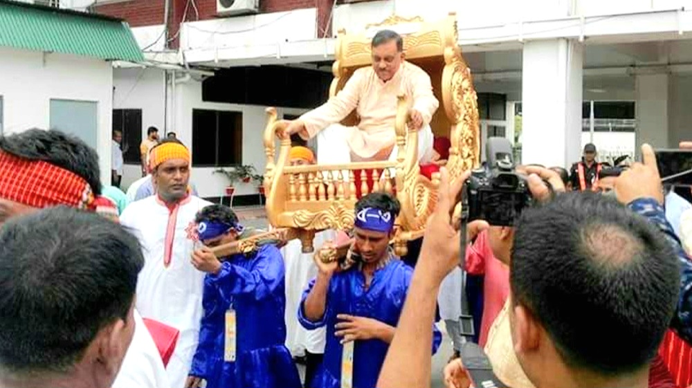 সিংহাসন ছেড়ে পলাতক সেই দাপুটে স্বরাষ্ট্রমন্ত্রী