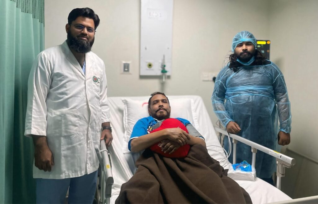 একজন চিকিৎসকের সোনালী ছোঁয়া :জীবন ফিরে পেলেন নির্মাতার বাবা