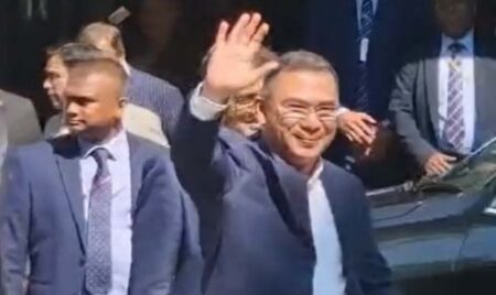 প্রধান উপদেষ্টা ড. ইউনূসের সঙ্গে বৈঠক শেষে হাসিমুখে বের হলেন তারেক রহমান