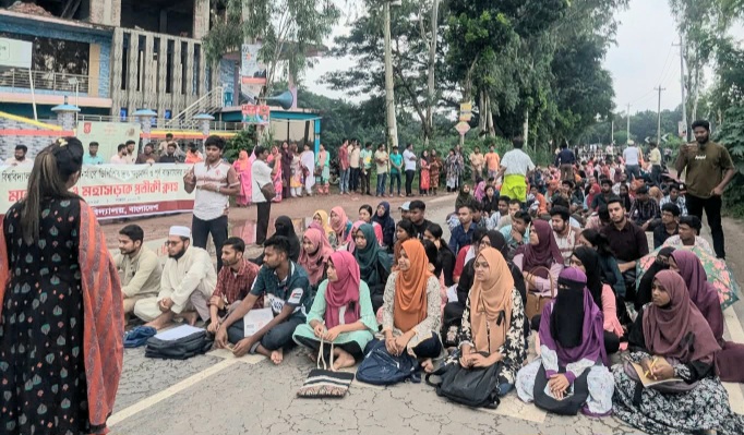 মহাসড়কে ক্লাস করছেন রবীন্দ্র বিশ্ববিদ্যালয়ের শিক্ষার্থীরা