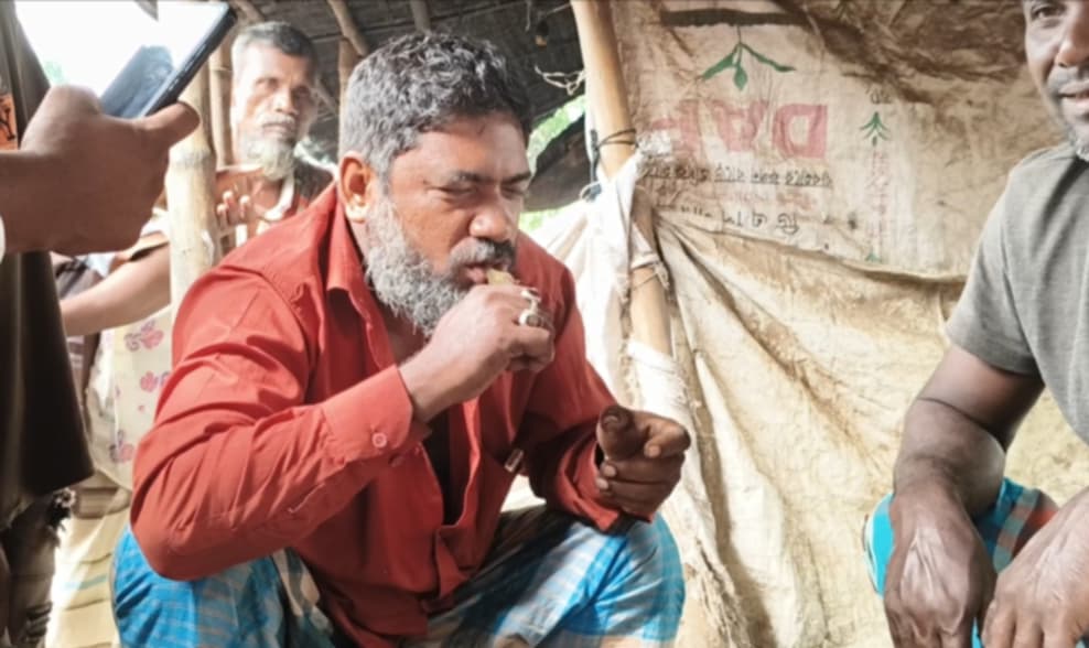 কাঁচা মাছ খেয়ে দিন কাটান আনোয়ার, এলাকায় বিস্ময়