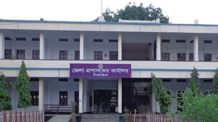 টাঙ্গাইল ডিসি অফিসের গাড়িচালকের বিরুদ্ধে অনৈতিক কর্মকাণ্ডের অভিযোগ