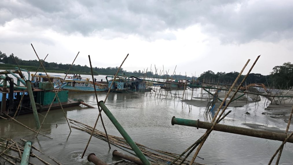 টাঙ্গাইলে সরু নদীতে বাল্কহেডের দাপাদাপি ভাঙছে ঘরবাড়ি ও ফসলি জমি