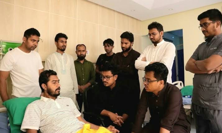 সাবেক ভিপি নূরকে হাসপাতালে দেখতে গেলেন নবনির্বাচিত ভিপি সাদিক কায়েম