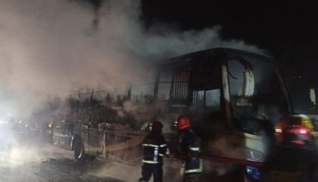 ঢাকা-টাঙ্গাইল মহাসড়কে চলন্ত বাসে আগুন দিলো দুর্বৃত্তরা