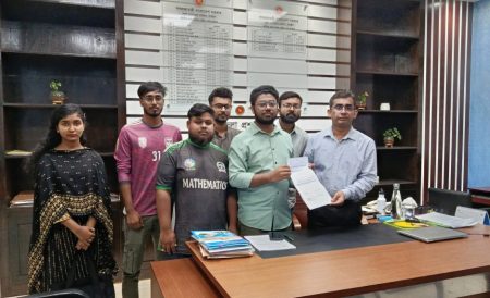 সরকারি সা’দত কলেজে ছাত্র সংসদ বাস্তবায়নের দাবিতে স্মারকলিপি প্রদান