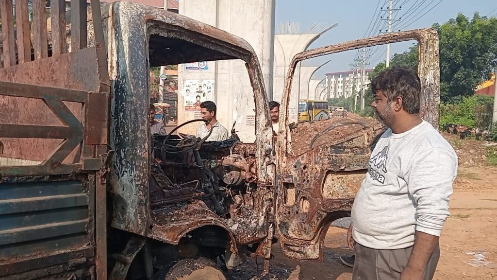 আশুলিয়ায় পার্কিং করা পিকআপে আগুন দিয়েছে দুর্বৃত্তরা