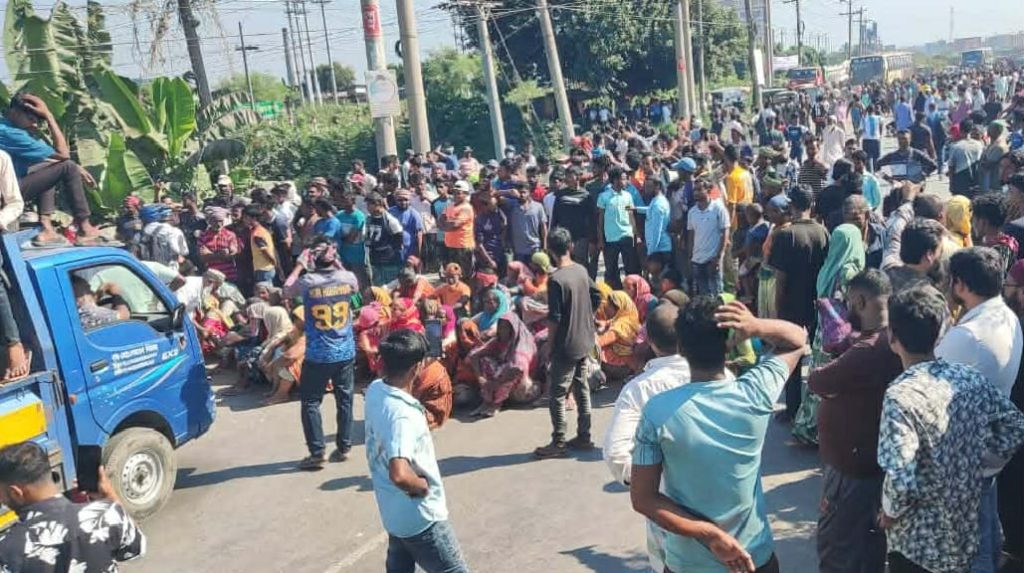সাভারে ইটভাটা সচল করার দাবিতে ঢাকা-আরিচা মহাসড়ক অবরোধ
