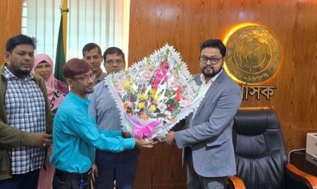 শাহাদাত হোসেনকে ফুলেল শুভেচ্ছা জানাল টাঙ্গাইল পৌরসভা