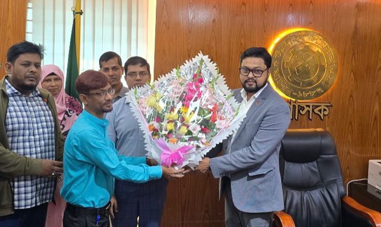 শাহাদাত হোসেনকে ফুলেল শুভেচ্ছা জানাল টাঙ্গাইল পৌরসভা