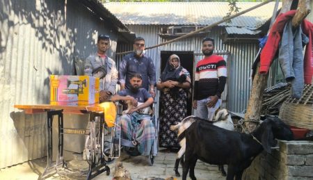 রায়গঞ্জে অসহায় পরিবারকে স্বাবলম্বী করতে সেলাই মেশিন ও উপকরণ বিতরণ