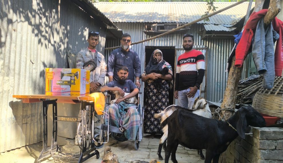 রায়গঞ্জে অসহায় পরিবারকে স্বাবলম্বী করতে সেলাই মেশিন ও উপকরণ বিতরণ