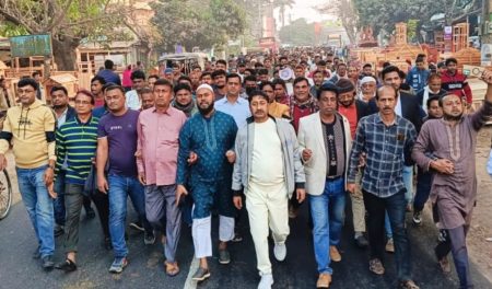 ইনকিলাব মঞ্চের মুখপাত্র হাদির উপর গুলিবর্ষের প্রতিবাদে শার্শায় বিক্ষোভ