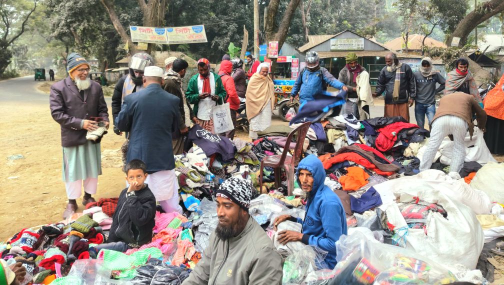 রায়গঞ্জে শীতে স্বল্প আয়ের মানুষের ভরসা ফুটপাত