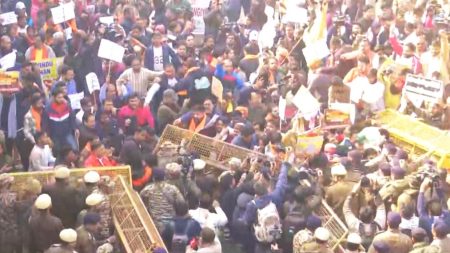 নয়াদিল্লিতে ব্যারিকেড ভেঙে বাংলাদেশ হাইকমিশনে প্রবেশের চেষ্টায় বিক্ষোভকারীরা