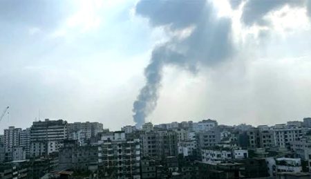 পুরান ঢাকায় প্লাস্টিক কারখানায় ভয়াবহ অগ্নিকাণ্ড, নিয়ন্ত্রণে ৬ ইউনিট