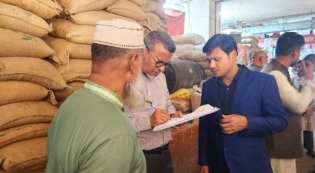 আশুলিয়ার সেনা মার্কেট থেকে সরকারি আটা ও চাল জব্দ