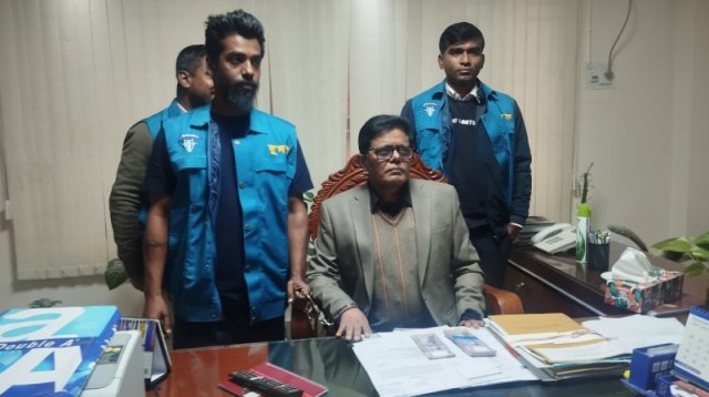 যশোরে ঘুষ নিতে গিয়ে প্রাথমিক শিক্ষা কর্মকর্তা আটক