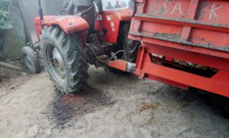 অবৈধ ট্রলির দাপটে চৌহালীর গুরুত্বপূর্ণ সড়ক আবারও ঝুঁকিতে