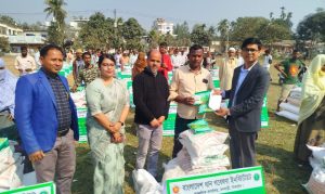 ধনবাড়ীতে কৃষকদের হাতে এলএসটিডি প্রকল্পের উপকরণ বিতরণ