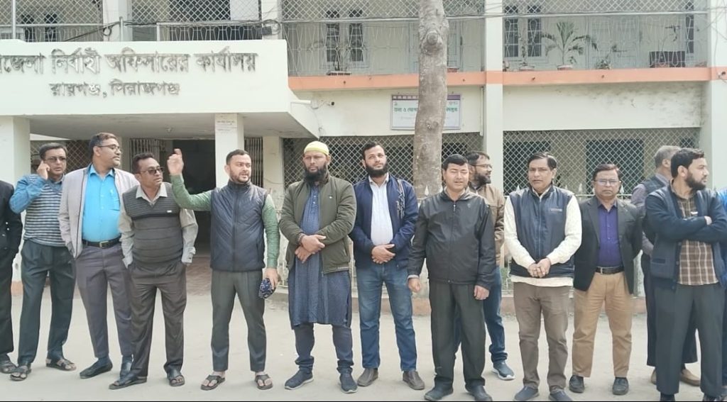 পে-স্কেলের দাবিতে রায়গঞ্জে সরকারি কর্মকর্তা-কর্মচারীদের দুই ঘণ্টার কর্মবিরতি