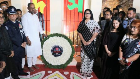 টাঙ্গাইলে একুশের প্রথম প্রহরে শহীদ মিনারে প্রতিমন্ত্রী টুকুর শ্রদ্ধা নিবেদন