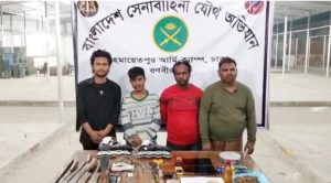 সাভারে সেনাবাহিনীর অভিযানে দেশীয় অস্ত্র ও মাদকসহ গ্রেপ্তার ৪