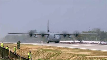 মোদিকে বহনকারী সামরিক বিমান জাতীয় মহাসড়কে অবতরণ