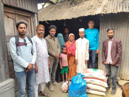 ফেসবুক পোস্ট থেকে মানবিক সহায়তা, রায়গঞ্জের অসহায় পরিবারে স্বস্তি