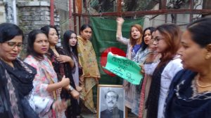 আওয়ামী লীগের ধানমন্ডি কার্যালয়ে মহিলা লীগ নেত্রীদের স্লোগান