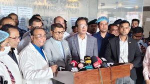 চট্টগ্রাম-কুমিল্লায় বিস্ফোরণ : দগ্ধদের দেখতে জাতীয় বার্নে দুই মন্ত্রী