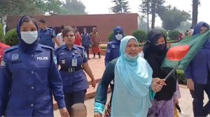 জাতীয় স্মৃতিসৌধে আ.লীগের পক্ষে শ্রদ্ধা জানাতে এসে নারী আটক