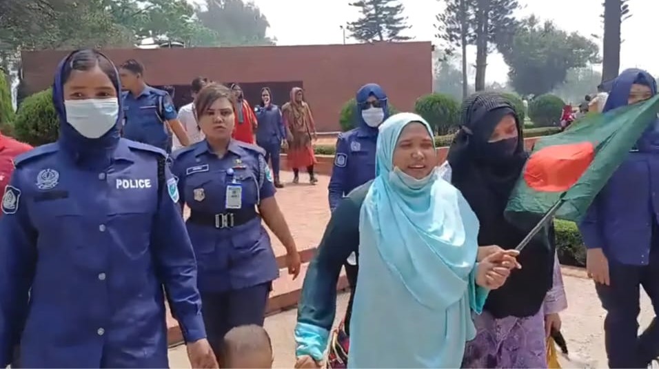 জাতীয় স্মৃতিসৌধে আ.লীগের পক্ষে শ্রদ্ধা জানাতে এসে নারী আটক