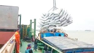 দুই জাহাজে ভারত থেকে মোংলা বন্দরে এলো ১৬ হাজার টন চাল