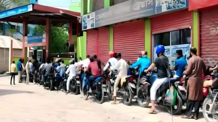 তেল সংকটে কুড়িগ্রাম ‘হটস্পট’, মাঠে ম্যাজিস্ট্রেট-চেকপোস্ট