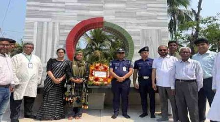 মোংলায় গণহত্যা দিবসে উপজেলা প্রশাসনের পুষ্পস্তবক অর্পণ