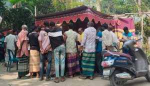 রায়গঞ্জে অষ্টমী পূণ্যস্নান মেলায় চাঁদাবাজি অভিযোগে ব্যবসায়ীরা আতঙ্কে