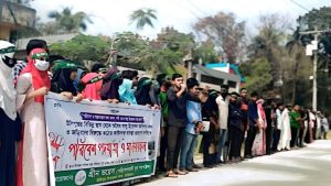 তিস্তা থেকে অবৈধ বালু উত্তোলনের প্রতিবাদে উলিপুরে মানববন্ধন