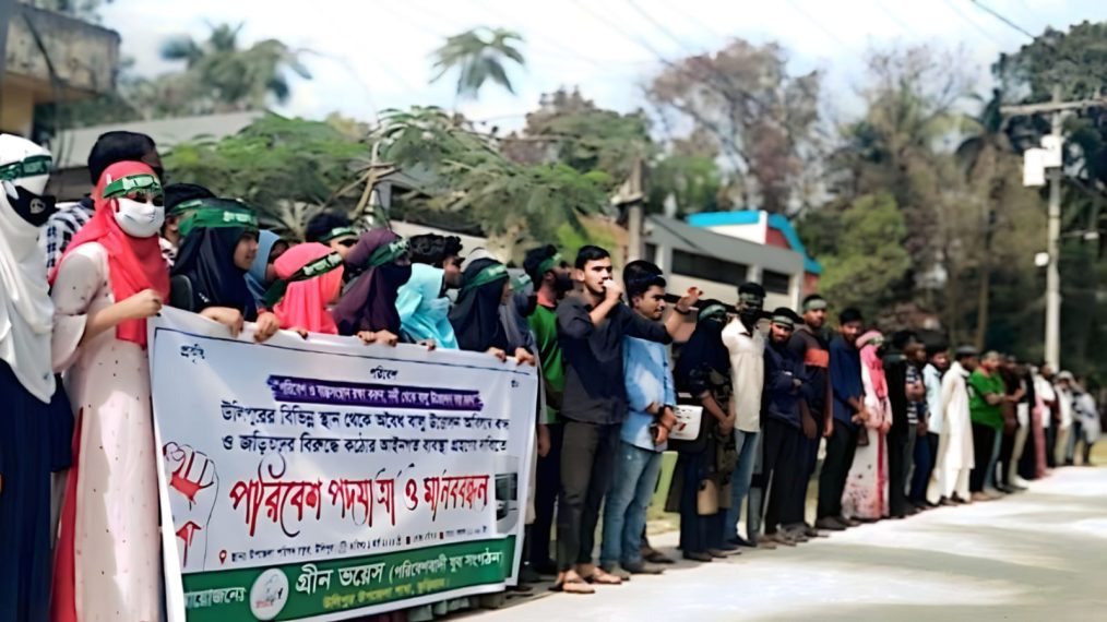 তিস্তা থেকে অবৈধ বালু উত্তোলনের প্রতিবাদে উলিপুরে মানববন্ধন