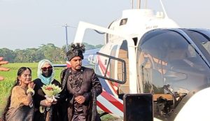 বাবা-মা ও চাচাদের ইচ্ছায় হেলিকপ্টারে নববধূকে বাড়ি আনলেন প্রবাসী