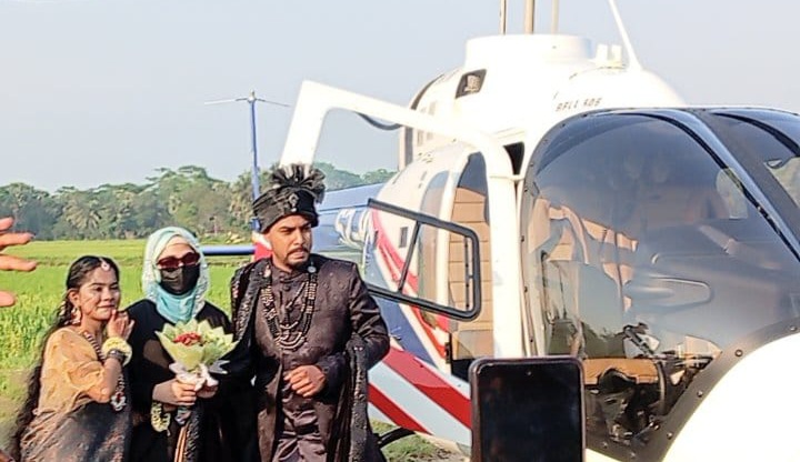 বাবা-মা ও চাচাদের ইচ্ছায় হেলিকপ্টারে নববধূকে বাড়ি আনলেন প্রবাসী